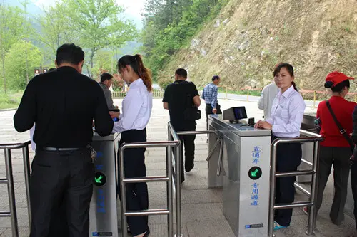 那么景區(qū)通道閘如何選擇？景區(qū)通道閘選擇要注意哪些問題？